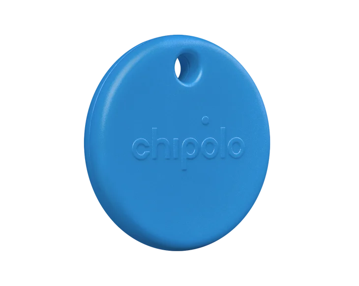 متعقب Chipolo POP أزرق يظهر حجمه وفتحة التعليق المدمجة