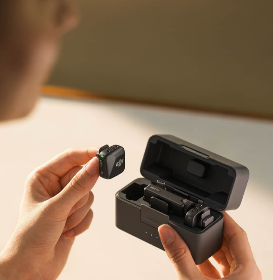 علبة شحن DJI Mic Mini مع المستقبل والمرسلين أثناء الإعداد