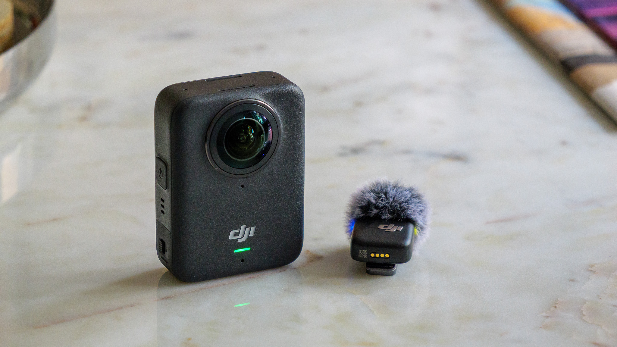 كاميرا DJI Osmo 360 بجانب ميكروفون DJI Mic Mini لاستخدام صوت خارجي مباشر