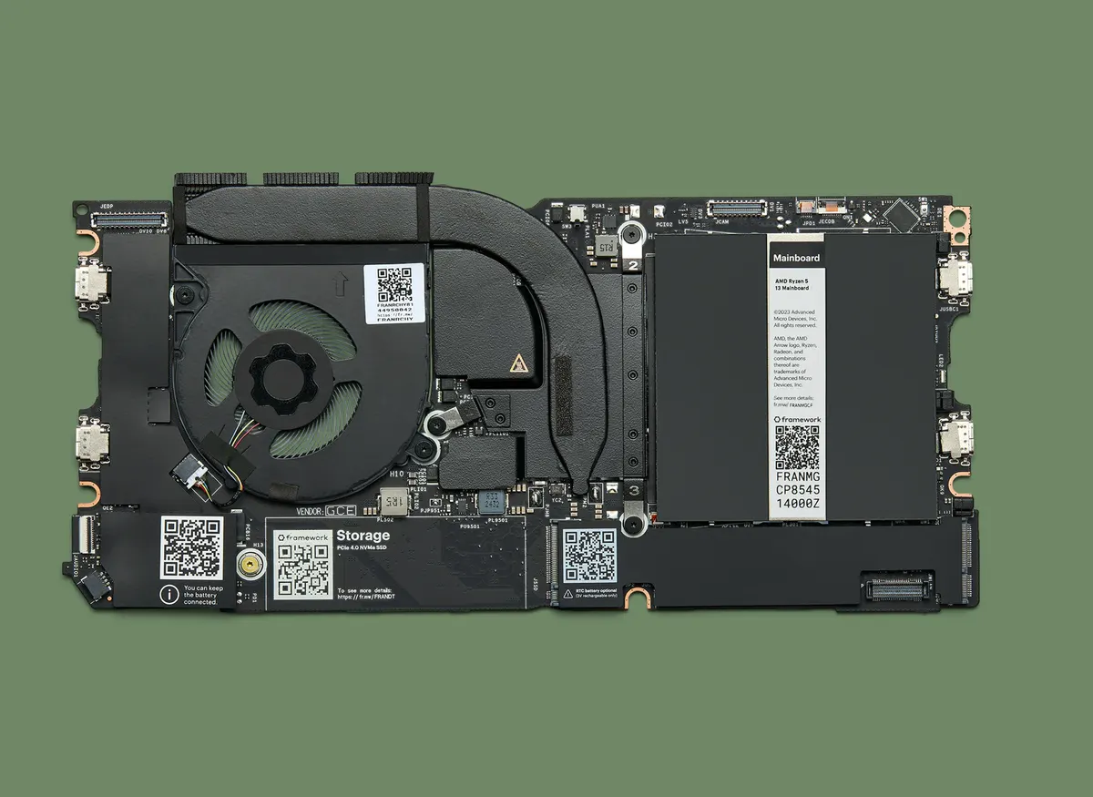 اللوحة الأم في Framework Laptop 13 بإصدارات Ryzen AI 300 القابلة للترقية