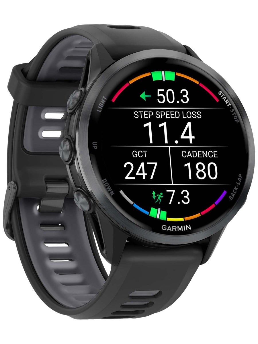 شاشة Garmin Forerunner 970 تعرض قياسات Step Speed Loss والوتيرة أثناء الجري