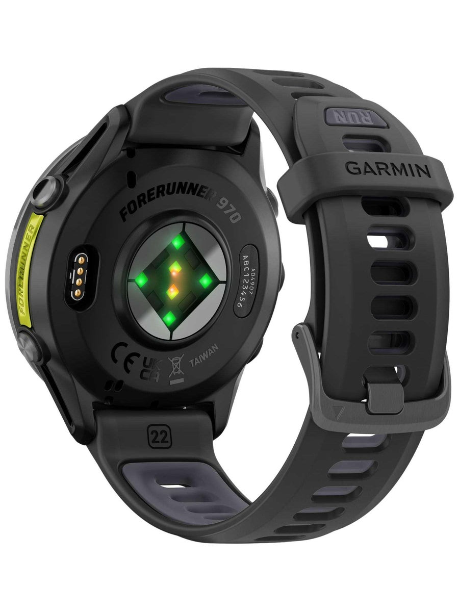 الجزء الخلفي من Garmin Forerunner 970 مع حساس النبض ونقاط الشحن والحزام الرياضي