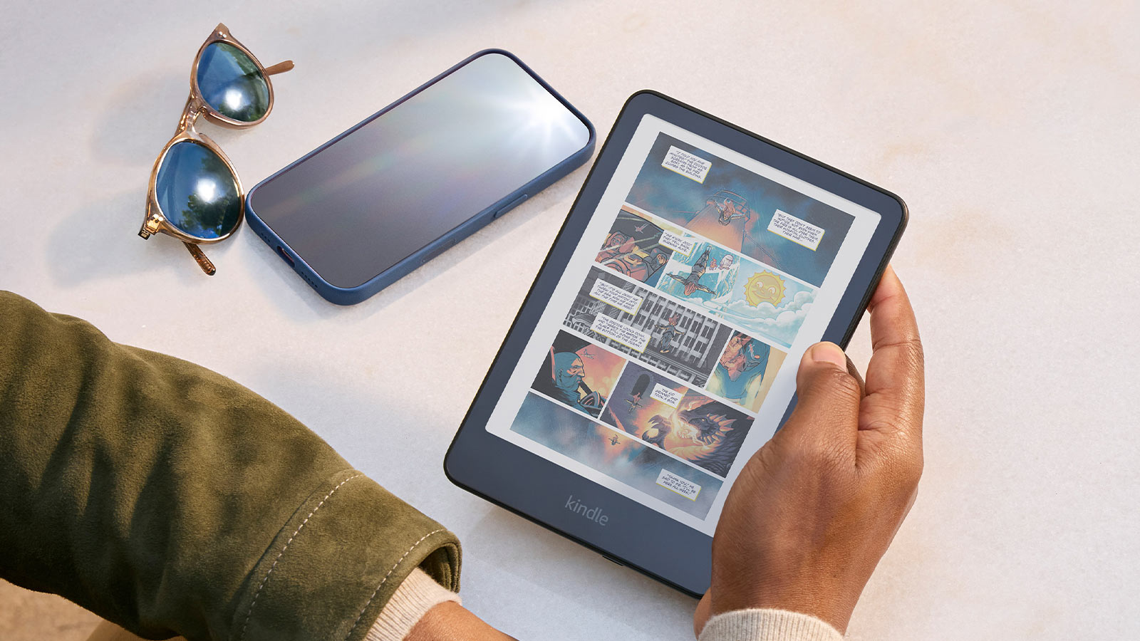 Kindle Colorsoft يعرض قصة مصورة على الطاولة