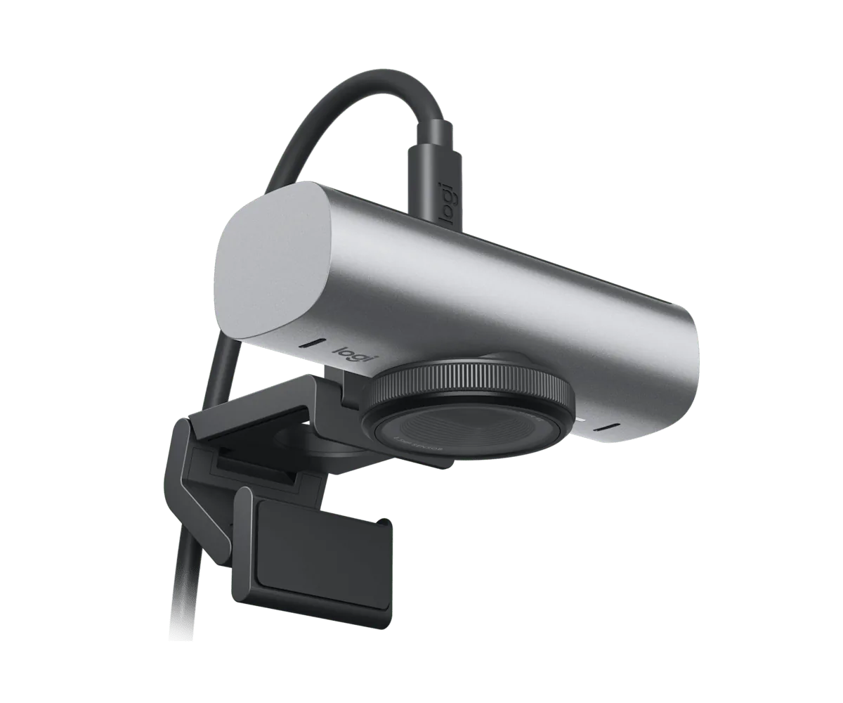 زاوية جانبية لكاميرا Logitech MX Brio توضح منفذ USB-C والحامل القابل للإمالة