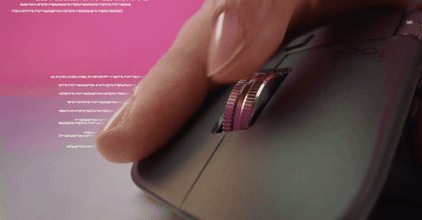 إصبع يستخدم عجلة MagSpeed في Logitech MX Master 4