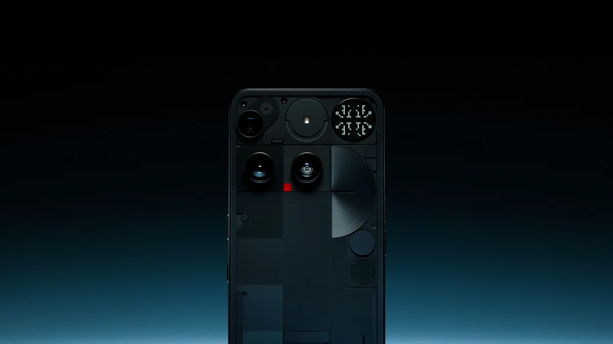 الواجهة الخلفية السوداء في Nothing Phone (3) مع ترتيب الكاميرات وشاشة Glyph Matrix