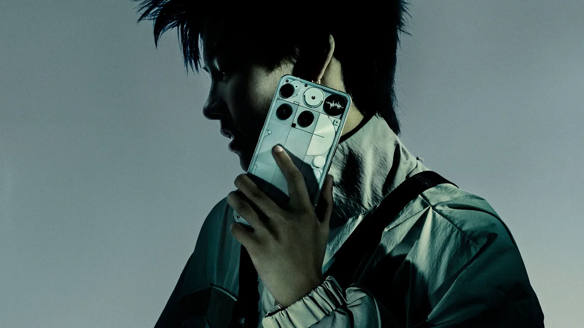 استخدام Nothing Phone (3) في اليد مع الظهر الشفاف وإضاءة Glyph Matrix