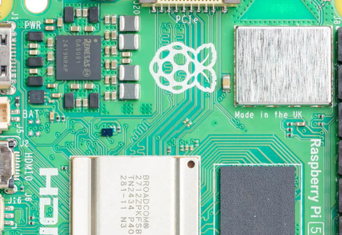 تفصيل قريب من ذاكرة 16GB على لوحة Raspberry Pi 5
