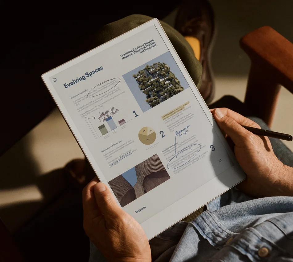 استخدام reMarkable Paper Pro لمراجعة مستند بصور ورسوم وتعليقات ملونة