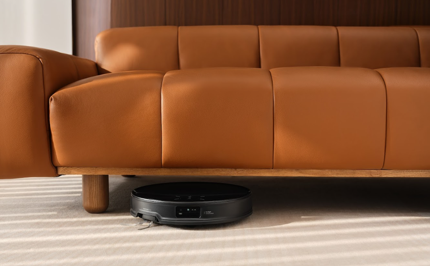 قاعدة Roborock Saros 10R التي تغسل الممسحات وتفرغ الغبار وتعيد الشحن