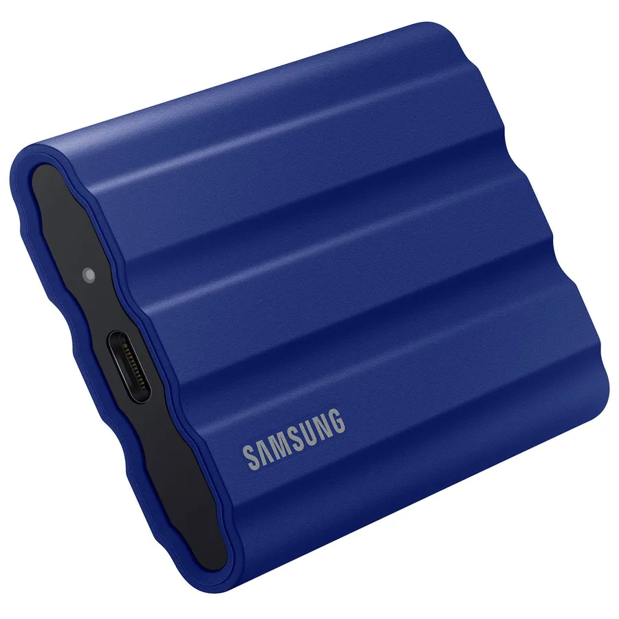 منفذ USB-C في Samsung T7 Shield مع الحافة المطاطية حول جسم القرص