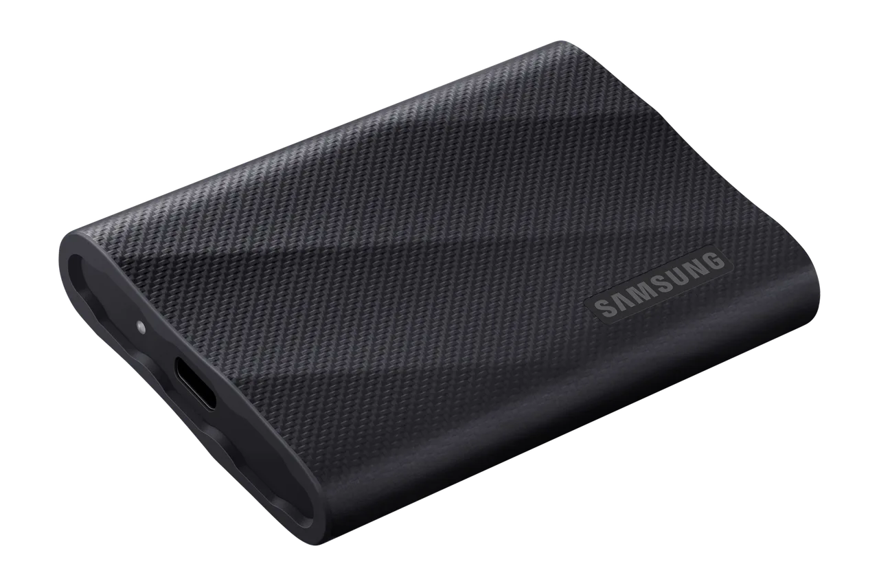 منفذ USB-C في Samsung T9 Portable SSD مع السطح المطاطي المحبب