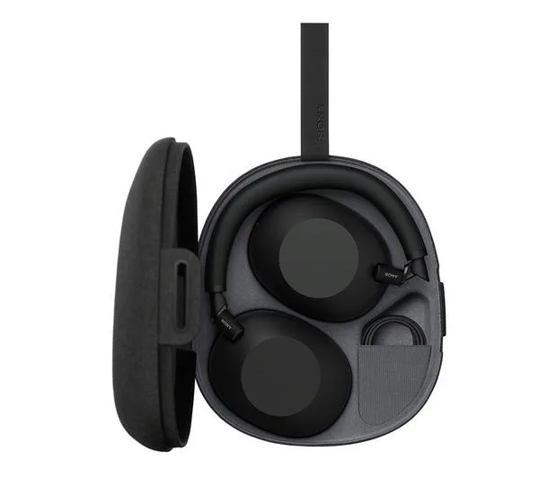 سماعات Sony WH-1000XM6 داخل الحافظة مع الكابل