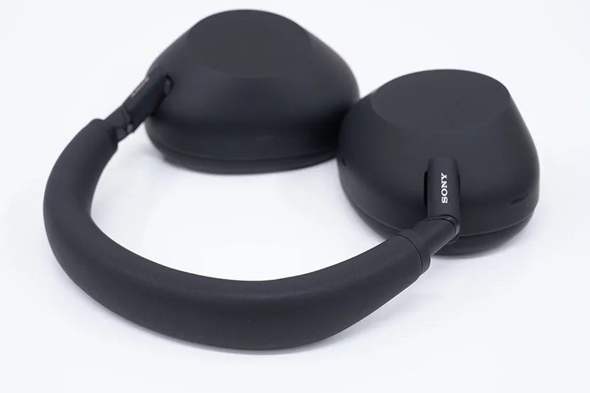 تفصيل مفصل Sony WH-1000XM6 وشعار سوني على الذراع
